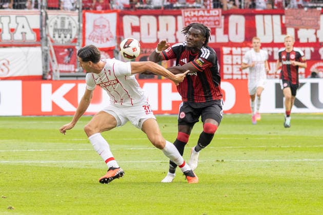 1. Fussball Bundesliga: Eintracht Frankfurt - SC Freiburg, 19.09.2026 Lilian Brassier (Eintracht Frankfurt 3) und Igor Matanovic (SC Freiburg 31) im zweikmapf u mden Bal, Eintracht Frankfurt - SC Freiburg, Frankfurt, Deutsche Bank Park, 19.9.2026 Copyright: xBEAUTIFULxSPORTS Gawlikx