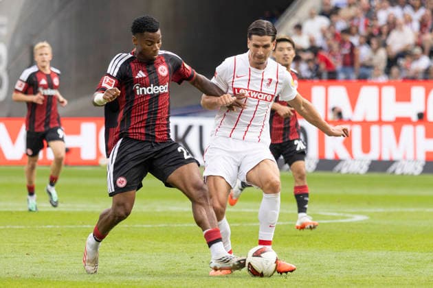 1. Fussball Bundesliga: Eintracht Frankfurt - SC Freiburg, 19.09.2026 Igor Matanovic (SC Freiburg 31) am Ball und Raphael Onyedika (Eintracht Frankfurt 25) ist im zweikampf mit ihm, Eintracht Frankfurt - SC Freiburg, Frankfurt, Deutsche Bank Park, 19.9.2026 Copyright: xBEAUTIFULxSPORTS Gawlikx