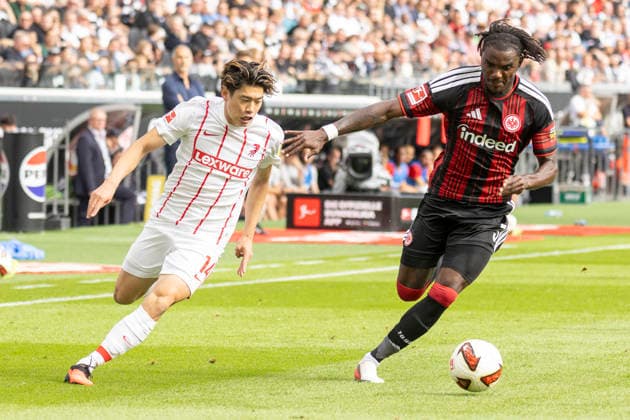 1. Fussball Bundesliga: Eintracht Frankfurt - SC Freiburg, 19.09.2026 Lilian Brassier (Eintracht Frankfurt 3) und Yuito Suzuki (SC Freiburg 14) im zweikampf um den Ball, Eintracht Frankfurt - SC Freiburg, Frankfurt, Deutsche Bank Park, 19.9.2026 Copyright: xBEAUTIFULxSPORTS Gawlikx