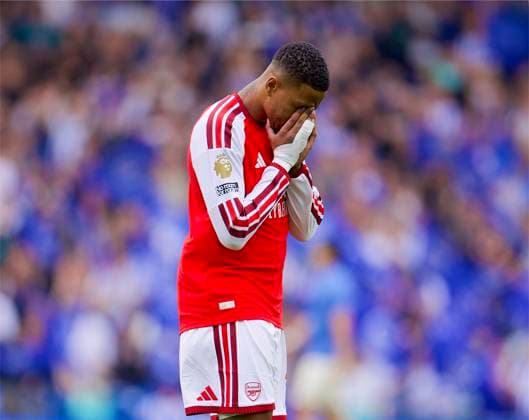 RECORD DATE NOT STATED Football - FA Premier League - Brighton & Hove Albion FC v Arsenal FC BRIGHTON & HOVE, ENGLAND - Saturday, September 19, 2026: Arsenal s Piero HincapiÃ prays before during the FA Premier League match between Brighton & Hove Albion FC and Arsenal FC at the AMEX Stadium. (Photo by David Rawcliffe Propaganda) BRIGHTON & HOVE American Express Community Stadium EAST SUSSEX ENGLAND  Copyright: xDavidxRawcliffex 2026-09-19-Brighton_v_Arsenal-027