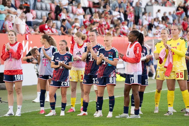 Die Spielerinnen von 1.FC Köln Taylor Ziemer (18 Köln), Laura Donhauser (25 Köln) , Marina Hegering (33 Köln) , Laura Vogt (8 Köln), Lisa Schmitz (1 Köln) bedanken sich bei den Fans nach dem Google Pixel Frauen Bundesligaspiel FC Bayern München - 1. FC Köln am 19.09.2026. München FC Bayern Campus Bayern Deutschland