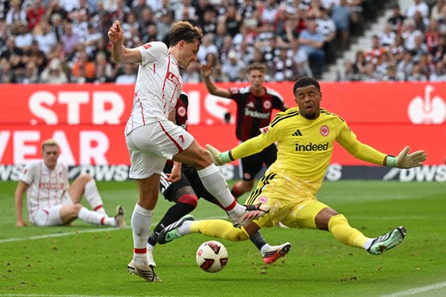 Fußball 1. Bundesliga 4. Spieltag Eintracht Frankfurt - SC Freiburg am 19.09.2026 im Deutsche Bank Park in Frankfurt Maximilian Eggestein ( Freiburg ), vorne - Noah Atubolu ( Frankfurt ), hinten DFL regulations prohibit any use of photographs as image sequences and or quasi-video.