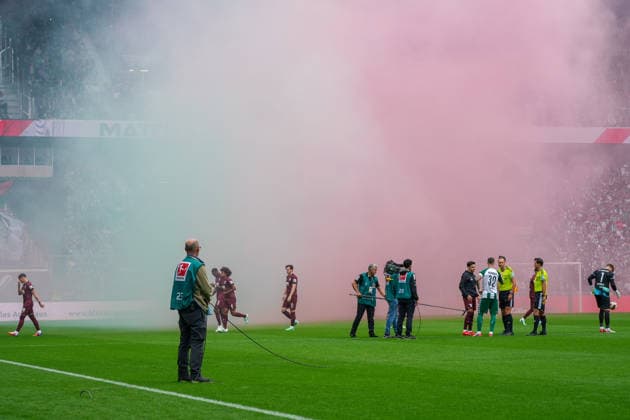 Sport Bilder des Tages Pyrotechnik der Fans des FC Augsburg vor Spielbeginn, Deutschland: Fussball, Bundesliga, Saison 2026 27, 4. Spieltag, 19.09.2026, Werder Bremen vs FC Augsburg, Weserstadion (Bremen) Copyright: xLeonxFrickx