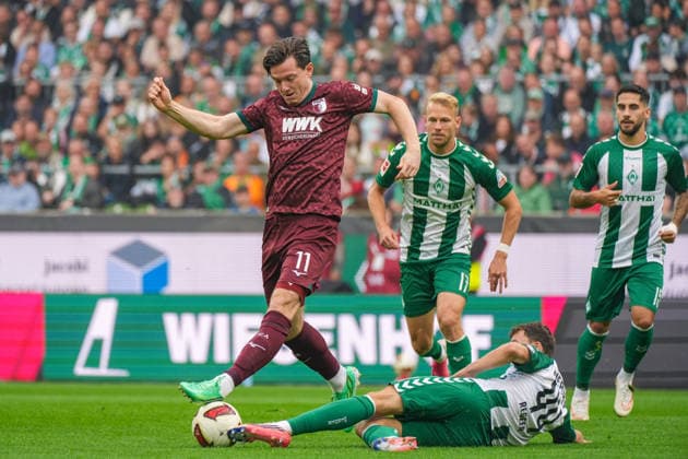 Michael Gregoritsch (FC Augsburg, 11), Youri Regeer (Werder Bremen, 44), Zweikampf, Grätsche, Emotionen, Deutschland: Fussball, Bundesliga, Saison 2026 27, 4. Spieltag, 19.09.2026, Werder Bremen vs FC Augsburg, Weserstadion (Bremen) Copyright: xLeonxFrickx