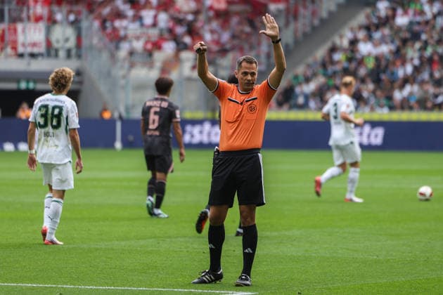 Fußball 1. Bundesliga 4. Spieltag Borussia Mönchengladbach - 1. FSV Mainz 05 am 19.09.2026 im Ista-Borussia-Park in Mönchengladbach Schiedsrichter Robert Hartmann ( Wangen im Allgäu ) zeigt Abseits an DFL regulations prohibit any use of photographs as image sequences and or quasi-video.