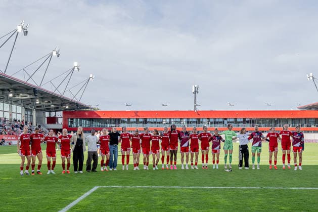 Die Muenchnerinnen feiern den Sieg vor der Fankurve GER, FC Bayern Muenchen Frauen vs. 1. FC Koeln, Fussball, Google Pixel Frauen-Bundesliga, 5. Spieltag, Saison 2026 2027, 19.09.2026 (DFL DFB REGULATIONS PROHIBIT ANY USE OF PHOTOGRAPHS as IMAGE SEQUENCES and or QUASI-VIDEO). Foto: HMB Media Heike Feiner Copyright: HMBxMedia HeikexFeiner