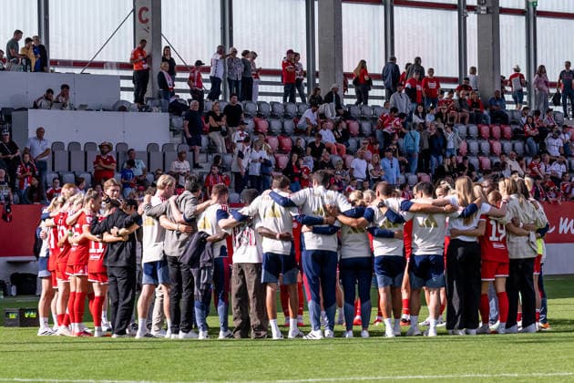 Jose Barcala (Chef-Trainer, FC Bayern Muenchen Frauen) hat nach der Partie trotz des Sieges noch einiges anzusprechen im Spielerkreis der Muenchnerinnen GER, FC Bayern Muenchen Frauen vs. 1. FC Koeln, Fussball, Google Pixel Frauen-Bundesliga, 5. Spieltag, Saison 2026 2027, 19.09.2026 (DFL DFB REGULATIONS PROHIBIT ANY USE OF PHOTOGRAPHS as IMAGE SEQUENCES and or QUASI-VIDEO). Foto: HMB Media Heike Feiner Copyright: HMBxMedia HeikexFeiner