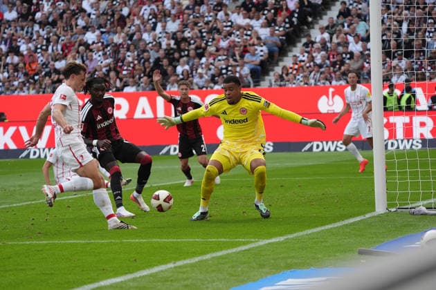 Maximilian Eggestein (SC Freiburg, 8) gegen Torwart Noah Atubolu (Eintracht Frankfurt) - 19.09.2026 Bundesliga, Saison 26 27: Eintracht Frankfurt vs. SC Freiburg, Deutsche Bank Park, 4. Spieltag