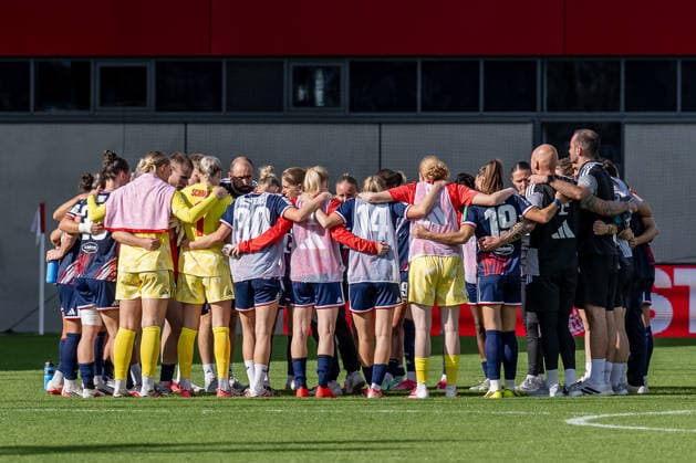 Die Koelnerinnen im Spielerkreis nach Ende der Partie GER, FC Bayern Muenchen Frauen vs. 1. FC Koeln, Fussball, Google Pixel Frauen-Bundesliga, 5. Spieltag, Saison 2026 2027, 19.09.2026 (DFL DFB REGULATIONS PROHIBIT ANY USE OF PHOTOGRAPHS as IMAGE SEQUENCES and or QUASI-VIDEO). Foto: HMB Media Heike Feiner Copyright: HMBxMedia HeikexFeiner