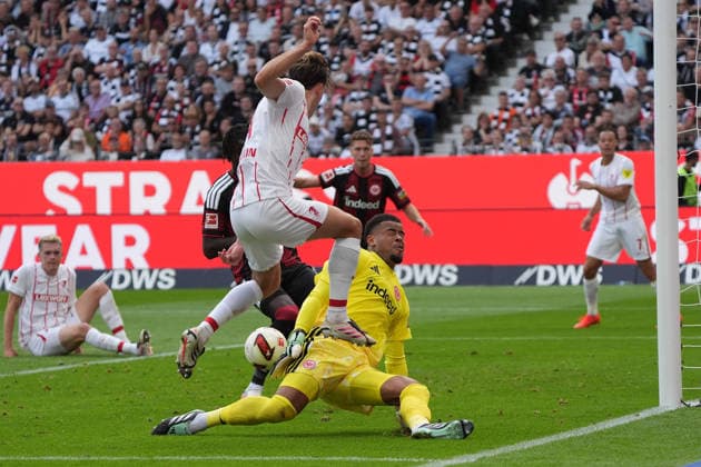 Maximilian Eggestein (SC Freiburg, 8) gegen Torwart Noah Atubolu (Eintracht Frankfurt) - 19.09.2026 Bundesliga, Saison 26 27: Eintracht Frankfurt vs. SC Freiburg, Deutsche Bank Park, 4. Spieltag