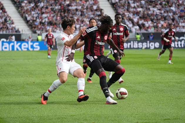 Lilian Brassier (Eintracht Frankfurt) rettet gegen Yuito Suzuki (SC Freiburg, 14) - 19.09.2026 Bundesliga, Saison 26 27: Eintracht Frankfurt vs. SC Freiburg, Deutsche Bank Park, 4. Spieltag