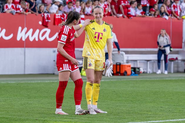 Freundliche Geste zwischen Sarah Zadrazil (FC Bayern Muenchen Frauen, 25) und Lisa Schmitz (Torfrau, 1. FC Koeln, 01) nach Spielende GER, FC Bayern Muenchen Frauen vs. 1. FC Koeln, Fussball, Google Pixel Frauen-Bundesliga, 5. Spieltag, Saison 2026 2027, 19.09.2026 (DFL DFB REGULATIONS PROHIBIT ANY USE OF PHOTOGRAPHS as IMAGE SEQUENCES and or QUASI-VIDEO). Foto: HMB Media Heike Feiner Copyright: HMBxMedia HeikexFeiner