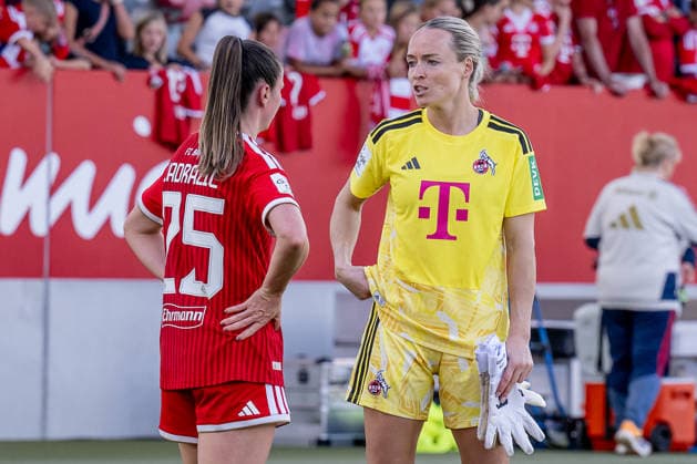 Sarah Zadrazil (FC Bayern Muenchen Frauen, 25) und Lisa Schmitz (Torfrau, 1. FC Koeln, 01) im Gespraech nach Spielende GER, FC Bayern Muenchen Frauen vs. 1. FC Koeln, Fussball, Google Pixel Frauen-Bundesliga, 5. Spieltag, Saison 2026 2027, 19.09.2026 (DFL DFB REGULATIONS PROHIBIT ANY USE OF PHOTOGRAPHS as IMAGE SEQUENCES and or QUASI-VIDEO). Foto: HMB Media Heike Feiner Copyright: HMBxMedia HeikexFeiner