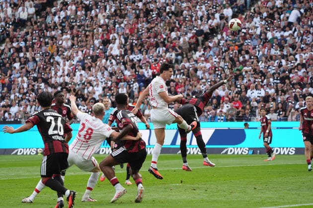 Kopfball Igor Matanovic (SC Freiburg, 31) - 19.09.2026 Bundesliga, Saison 26 27: Eintracht Frankfurt vs. SC Freiburg, Deutsche Bank Park, 4. Spieltag