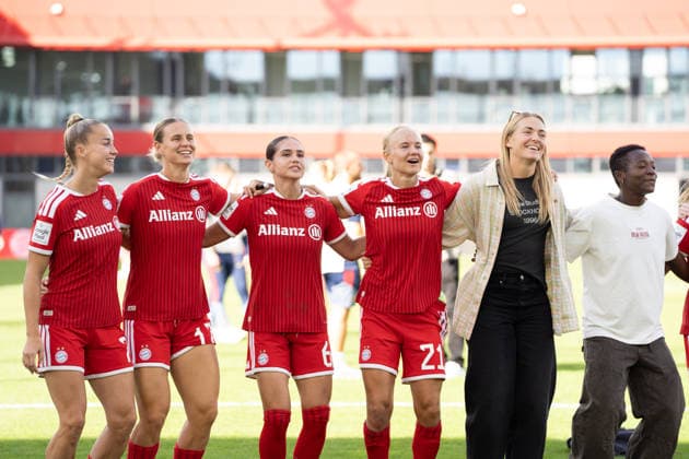 Die Spielerinnen des FC Bayern Giulia Gwinn (7 FC Bayern) , Klara Bühl (17 FC Bayern) , Kassandra Potsi (6 FC Bayern) , Pernille Harder (21 Bayern) , Magdalena Eriksson (5 FC Bayern) feiern mit den Fans nach dem Google Pixel Frauen Bundesligaspiel FC Bayern München - 1. FC Köln am 19.09.2026. München FC Bayern Campus Bayern Deutschland