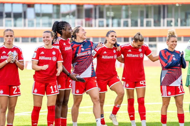 Die Spielerinnen des FC Bayern Sarah Mattner-Trembleau (11 FC Bayern) , Edna Imade (29 Bayern) , Vanessa Gilles (2 Bayern) , Jovana Damnjanovic (9 Bayern) , Linda Dallmann (10 FC Bayern) feiern vor den Fans nach dem Google Pixel Frauen Bundesligaspiel FC Bayern München - 1. FC Köln am 19.09.2026. München FC Bayern Campus Bayern Deutschland