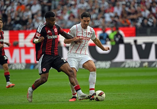19.09.2026, xjhx, Fussball 1.Bundesliga, Eintracht Frankfurt - SC Freiburg v.l. Raphael Onyedika (Eintracht Frankfurt), Igor Matanovic (SC Freiburg) (DFL DFB REGULATIONS PROHIBIT ANY USE OF PHOTOGRAPHS as IMAGE SEQUENCES and or QUASI-VIDEO) Frankfurt am Main