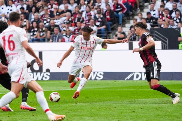 Derry Scherhant (SC Freiburg, 7) zieht ab und erzielt das Tor zum 1:1 - 19.09.2026 Bundesliga, Saison 26 27: Eintracht Frankfurt vs. SC Freiburg, Deutsche Bank Park, 4. Spieltag
