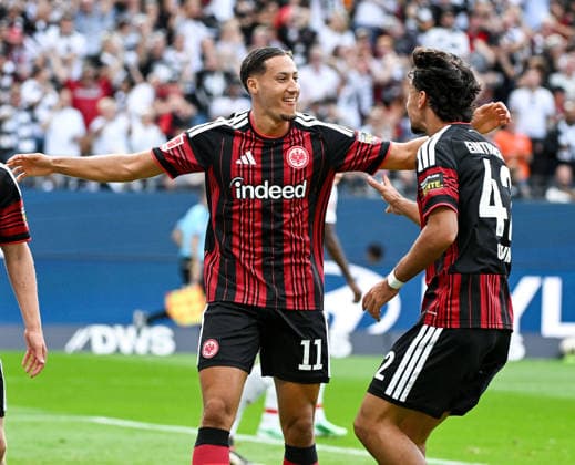 19.09.2026, xpsx, Fussball 1.Bundesliga, Eintracht Frankfurt - SC Freiburg v.l. celebrate the goal, Torjubel zum 1:0 torschütze Younes Ebnoutalib (Eintracht Frankfurt), Can Uzun (Eintracht Frankfurt) (DFL DFB REGULATIONS PROHIBIT ANY USE OF PHOTOGRAPHS as IMAGE SEQUENCES and or QUASI-VIDEO) emspor Frankfurt