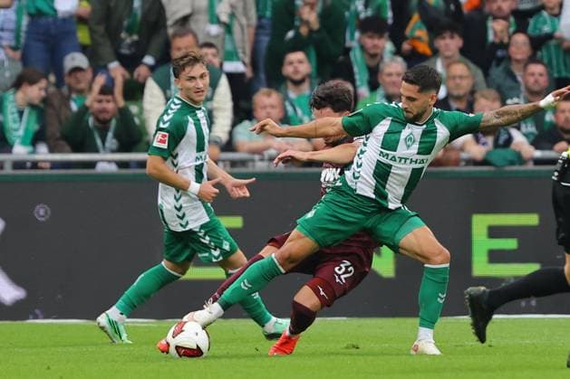 19.09.26, GER, Fussball, 1.FBL Männer, 4. Spieltag, Saison2026 2027, SV Werder Bremen vs. FC Augsburg Ludovit Reis (SV Werder Bremen 15) im Zweikampf gegen Fabian Rieder (FC Augsburg 32) Bremen Weserstadion Bremen Germany Copyright: xnordphotoxGmbHx xTauchnitzx