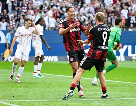 19.09.2026, xpsx, Fussball 1.Bundesliga, Eintracht Frankfurt - SC Freiburg v.l. celebrate the goal, Torjubel zum 1:0 torschütze Younes Ebnoutalib (Eintracht Frankfurt), Jonathan Jonny Burkardt (Eintracht Frankfurt) (DFL DFB REGULATIONS PROHIBIT ANY USE OF PHOTOGRAPHS as IMAGE SEQUENCES and or QUASI-VIDEO) emspor Frankfurt