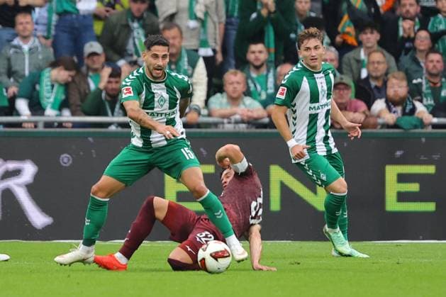 19.09.26, GER, Fussball, 1.FBL Männer, 4. Spieltag, Saison2026 2027, SV Werder Bremen vs. FC Augsburg Ludovit Reis (SV Werder Bremen 15) im Zweikampf gegen Fabian Rieder (FC Augsburg 32) Bremen Weserstadion Bremen Germany Copyright: xnordphotoxGmbHx xTauchnitzx
