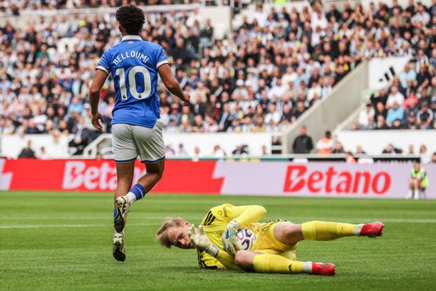 Premier League Newcastle Untied v Hull City Newcastle United goalkeeper Lukas Hornicek takes the ball from the feet of Mohamed Belloumi of Hull City during the Premier League match Newcastle Untied vs Hull City at St. James s Park, Newcastle, United Kingdom on 19 September 2026 (Photo by Alfie Cosgrove News Images) Newcastle St. James s Park Tyne and Wear United Kingdom Copyright: xAlfiexCosgrove NewsxImagesx