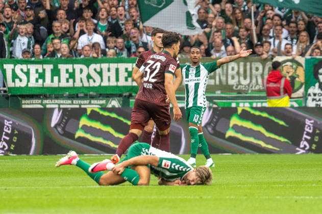 Deutschland: Fussball 1. Bundesliga, 4. Spieltag 2026 2027, Werder Bremen - FC Augsburg am 19.09.2026 in Bremen (Weserstadion): Niclas Füllkrug (Werder Bremen, 10) am Boden nach einem Zweikampf mit Fabian Rieder (FC Augsburg, 32) Copyright: xSvenxHeidmannx