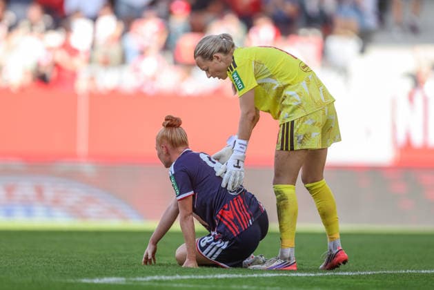 GER, München, FC Bayern München vs FC Köln, Google Pixel Frauen Bundesliga, Fussball, DFB, Spielzeit 2026 2027, FC Bayern Campus, 5. Spieltag im Bild: Enttäuschung und Frust nach der Niederlage bei den FC Köln Frauen, Laura Vogt (FC Köln Frauen 8), Lisa Schmitz (FC Köln Frauen 1) DFB DFL REGULATIONS PROHIBIT ANY USE OF PHOTOGRAPHS AS IMAGE SEQUENCES AND OR QUASI-VIDEO, 19.09.2026 Copyright: HMBxMedia HendrikxHamelau