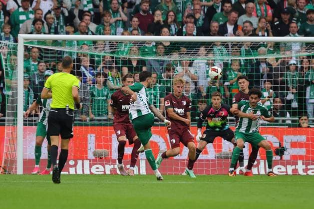 19.09.26, GER, Fussball, 1.FBL Männer, 4. Spieltag, Saison2026 2027, SV Werder Bremen vs. FC Augsburg Ludovit Reis (SV Werder Bremen 15) beim Torschuss Torschuß auf das Tor von Torwart Finn Dahmen (FC Augsburg 01) Bremen Weserstadion Bremen Germany Copyright: xnordphotoxGmbHx xTauchnitzx