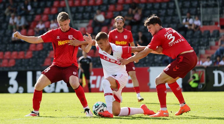 2026.09.19, Deutschland, Aspach Fußball VfB Stuttgart II vs. SSV Jahn Regensburg, v.l. Erik Majetschak (Regensburg), Enis Redzepi (VfB II), Leo Mätzler 8regensburg)