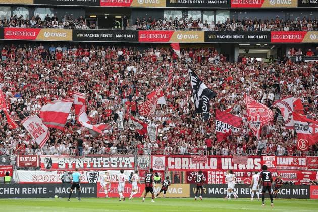 19.09.2026 xmgoodx Frankfurt am Main, Deutsche Bank Park Bundesliga Saison 2026 2027 Eintracht Frankfurt - SC Freiburg rotweiss im Gästeblock der Freiburger Fans DFL DFB REGULATIONS PROHIBIT ANY USE OF PHOTOGRAPHS AS IMAGE SEQUENCES AND OR QUASI-VIDEO.