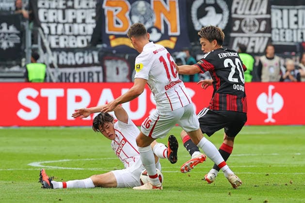 Frankfurt, Deutschland 19. September 2026: 1. BL - 2026 2027 - Sp. 4 - Eintracht Frankfurt gegen SC Freiburg Im Bild: v.li. beim Kampf um den Ball: Yuito Suzuki (SCF), Yannik Engelhardt (SCF) und Ritsu Doan (Frankfurt). DFL DFB regulations prohibit any use of photographs as image sequences and or quasi-video Deutsche Bank Park Hessen Copyright: xFotostandx xRacochax