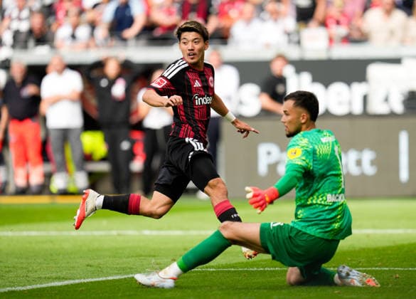Ritsu Doan (Eintracht Frankfurt, 20) beobachtet, wie seine Flanke ein Tor vorbereitet. Mio Backhaus (SC Freiburg, 1) verpasst die Parade. GER, Eintracht Frankfurt vs SC Freiburg, 1. Bundesliga, 4. Spieltag, Saison 2026-27, Deutsche Bank Park, Frankfurt, 19.09.2026 DFL REGULATIONS PROHIBIT ANY USE OF PHOTOGRAPHS AS IMAGE SEQUENCES AND OR QUASI-VIDEO Eintracht Frankfurt vs SC Freiburg, 1. Bundesliga, 4. Spieltag, Saison 2026-27, 19.09.2026 Frankfurt am Main Copyright: xEibner-Pressefoto ScottxColemanx EP_SCN