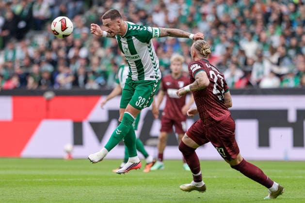v.li.: Marco Friedl (SV Werder Bremen, 32) beim Kopfball, Aktion, Action, Spielszene, Marius Wolf (FC Augsburg, 27), DIE DFL-RICHTLINIEN UNTERSAGEN JEGLICHE NUTZUNG VON FOTOS ALS SEQUENZBILDER UND ODER VIDEOÄHNLICHE FOTOSTRECKEN. DFL REGULATIONS PROHIBIT ANY USE OF PHOTOGRAPHS AS IMAGE SEQUENCES AND OR QUASI-VIDEO., 19.09.2026, Bremen (Deutschland), Fussball, Bundesliga, SV Werder Bremen - FC Augsburg
