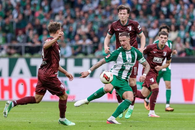 v.li.: Robin Fellhauer (FC Augsburg, 19), Marco Friedl (SV Werder Bremen, 32) am Ball, Einzelbild, Ganzkörper, Aktion, Action, Spielszene, Michael Gregoritsch (FC Augsburg, 11), DIE DFL-RICHTLINIEN UNTERSAGEN JEGLICHE NUTZUNG VON FOTOS ALS SEQUENZBILDER UND ODER VIDEOÄHNLICHE FOTOSTRECKEN. DFL REGULATIONS PROHIBIT ANY USE OF PHOTOGRAPHS AS IMAGE SEQUENCES AND OR QUASI-VIDEO., 19.09.2026, Bremen (Deutschland), Fussball, Bundesliga, SV Werder Bremen - FC Augsburg