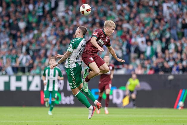 v.li.: Marco Friedl (SV Werder Bremen, 32) und Hennes Behrens (FC Augsburg, 16) im Kopfballduell, Kopfball, Zweikampf, Action, Aktion, Spielszene, DIE DFL-RICHTLINIEN UNTERSAGEN JEGLICHE NUTZUNG VON FOTOS ALS SEQUENZBILDER UND ODER VIDEOÄHNLICHE FOTOSTRECKEN. DFL REGULATIONS PROHIBIT ANY USE OF PHOTOGRAPHS AS IMAGE SEQUENCES AND OR QUASI-VIDEO., 19.09.2026, Bremen (Deutschland), Fussball, Bundesliga, SV Werder Bremen - FC Augsburg