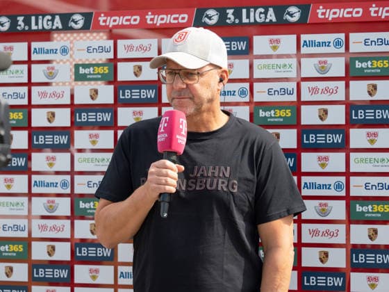 Interview: Trainer Sascha Hildmann (SSV Jahn Regensburg) am mikrofon, Statement Sponsorenwand Nachbericht Gestik Geste GER, Fussball, VfB Stuttgart II vs. SSV Jahn Regensburg, 3. Liga, 7. Spieltag, Saison 2026 2027, 19.09.2026 GER, Fussball, VfB Stuttgart II vs. SSV Jahn Regensburg, 3. Liga, 8. Spieltag, Saison 2026 2027, 19.09.2026 Leinfelden-Echterdingen Copyright: xCarstenxSchweringx EP_CSG