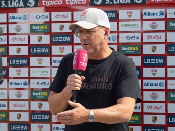 Interview: Trainer Sascha Hildmann (SSV Jahn Regensburg) am mikrofon, Statement Sponsorenwand Nachbericht Gestik Geste GER, Fussball, VfB Stuttgart II vs. SSV Jahn Regensburg, 3. Liga, 7. Spieltag, Saison 2026 2027, 19.09.2026 GER, Fussball, VfB Stuttgart II vs. SSV Jahn Regensburg, 3. Liga, 8. Spieltag, Saison 2026 2027, 19.09.2026 Leinfelden-Echterdingen Copyright: xCarstenxSchweringx EP_CSG