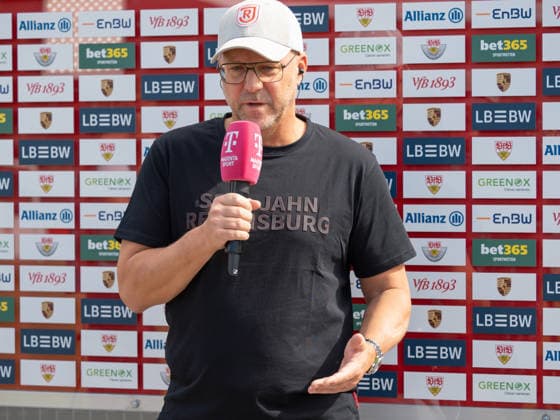 Interview: Trainer Sascha Hildmann (SSV Jahn Regensburg) am mikrofon, Statement Sponsorenwand Nachbericht Gestik Geste GER, Fussball, VfB Stuttgart II vs. SSV Jahn Regensburg, 3. Liga, 7. Spieltag, Saison 2026 2027, 19.09.2026 GER, Fussball, VfB Stuttgart II vs. SSV Jahn Regensburg, 3. Liga, 8. Spieltag, Saison 2026 2027, 19.09.2026 Leinfelden-Echterdingen Copyright: xCarstenxSchweringx EP_CSG