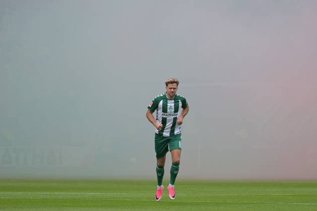 Wie so oft zu Beginn, Niklas Fuellkrug (SV Werder Bremen 10) im Pyronebel , SV Werder Bremen - FC Augsburg, Fussball, Bundesliga, DFL, 19.9.2026 DFB regulations prohibit any use of photographs as image sequences and or quasi-video Bremen Bremen Deutschland