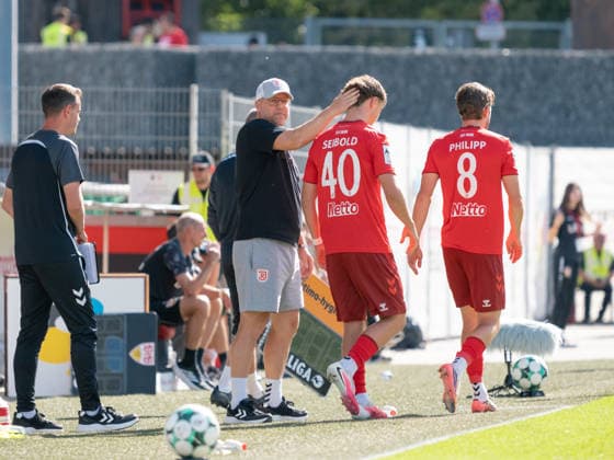 Trainer Sascha Hildmann (SSV Jahn Regensburg) Einwechslung Jakob Seibold (SSV Jahn Regensburg, 40) David Philipp (SSV Jahn Regensburg, 08) GER, Fussball, VfB Stuttgart II vs. SSV Jahn Regensburg, 3. Liga, 7. Spieltag, Saison 2026 2027, 19.09.2026 GER, Fussball, VfB Stuttgart II vs. SSV Jahn Regensburg, 3. Liga, 7. Spieltag, Saison 2026 2027, 19.09.2026 Aspach Copyright: xCarstenxSchweringx EP_CSG