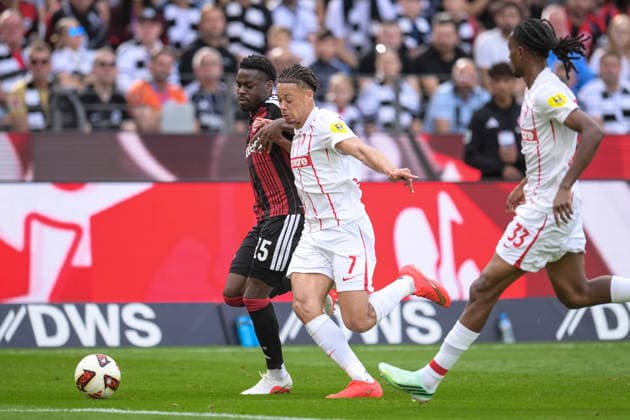 Fußball, 1. Bundesliga, 20260919, SG Eintracht Frankfurt - SC Freiburg. Im Bild, v.l. NoÃ«l ASEKO (Frankfurt, 15) und Derry SCHERHANT (Freiburg, 7) Zweikampf Ball. Frankfurt Deutsche Bank Park Hessen Deutschland Copyright: Passion2Press MarkusxFischerx