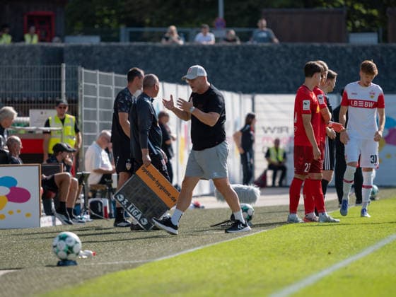 Trainer Sascha Hildmann (SSV Jahn Regensburg) verzweifelt an der Seitenlinie nach einer vergebenen Torchance, Frust Enttaeuschung Emotion Gestik Geste Coaching Mitleiden GER, Fussball, VfB Stuttgart II vs. SSV Jahn Regensburg, 3. Liga, 7. Spieltag, Saison 2026 2027, 19.09.2026 GER, Fussball, VfB Stuttgart II vs. SSV Jahn Regensburg, 3. Liga, 7. Spieltag, Saison 2026 2027, 19.09.2026 Aspach Copyright: xCarstenxSchweringx EP_CSG