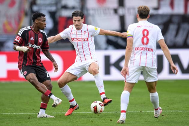 Fußball, 1. Bundesliga, 20260919, SG Eintracht Frankfurt - SC Freiburg. Im Bild, v.l. Raphael ONYEDIKA (Frankfurt, 25), Igor MATANOVIC (Freiburg, 31) und Maximilian EGGESTEIN (Freiburg, 8). Frankfurt Deutsche Bank Park Hessen Deutschland Copyright: Passion2Press MarkusxFischerx