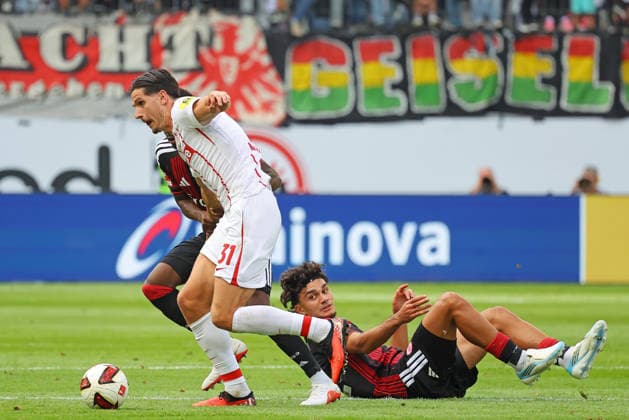 Frankfurt, Deutschland 19. September 2026: 1. BL - 2026 2027 - Sp. 4 - Eintracht Frankfurt gegen SC Freiburg Im Bild: Igor Matanovic (SCF) setzt sich gegen Noel Aseko (Frankfurt)(verdeckt) und Can Uzun (Frankfurt) durch. DFL DFB regulations prohibit any use of photographs as image sequences and or quasi-video Deutsche Bank Park Hessen Copyright: xFotostandx xRacochax
