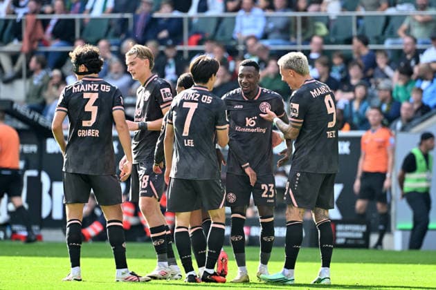19.09.2026; Moenchengladbach; Fussball, Herren, Saison 2026 2027, Borussia Moenchengladbach vs. 1. FSV Mainz 05 Torjubel Mainz nach dem Tor zum 1-2; 2. v. re. Torschuetze Sheraldo Becker (Mainz) DFL regulations prohibit any use of photographs as image sequences and or quasi-video. ista-Borussia-Park Nordrhein-Westfalen Deutschland