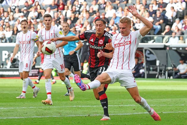 Frankfurt, Deutschland 19. September 2026: 1. BL - 2026 2027 - Sp. 4 - Eintracht Frankfurt gegen SC Freiburg Im Bild: v. li. im Zweikampf Younes Ebnoutalib (Frankfurt) gegen Philipp Lienhart (SCF). DFL DFB regulations prohibit any use of photographs as image sequences and or quasi-video Deutsche Bank Park Hessen Copyright: xFotostandx xRacochax
