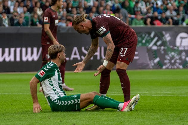 Deutschland: Fussball 1. Bundesliga, 4. Spieltag 2026 2027, Werder Bremen - FC Augsburg am 19.09.2026 in Bremen (Weserstadion): Niclas Füllkrug (Werder Bremen, 10) fordert einen Elfmeter. Marius Wolf (FC Augsburg, 27) versucht ihm aufzuhelfen. Copyright: xSvenxHeidmannx