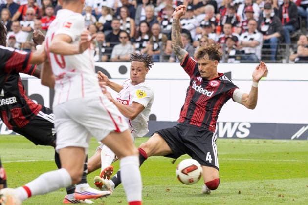 1. Fussball Bundesliga: Eintracht Frankfurt - SC Freiburg, 19.09.2026 Robin Koch (Eintracht Frankfurt 4) und Ansgar Knauff (Eintracht Frankfurt 7) schauen dem SChuss dem Ball hinterher, wie er zum 1:1 Ausgleich ins Tor gehen wird, Eintracht Frankfurt - SC Freiburg, Frankfurt, Deutsche Bank Park, 19.9.2026 Copyright: xBEAUTIFULxSPORTS Gawlikx